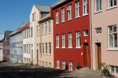 İzlanda 'nın başkenti Reykjavik' te renkli evler ve binalar. 