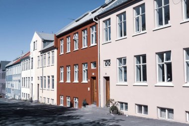 İzlanda 'nın başkenti Reykjavik' te renkli evler ve binalar. 
