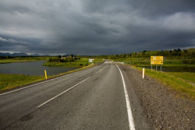 Yazın İzlanda 'da çok pitoresk boş bir yol. Asfalt yolu özgürlük ve seyahatin sembolü..