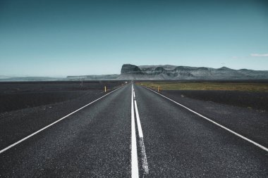 Yazın İzlanda 'da çok pitoresk boş bir yol. Asfalt yolu özgürlük ve seyahatin sembolü..