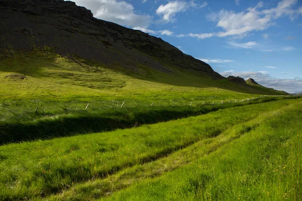 Pintoresco Paisaje Con Naturaleza Verde Islandia Durante Verano Imagen Con —  Fotos de Stock