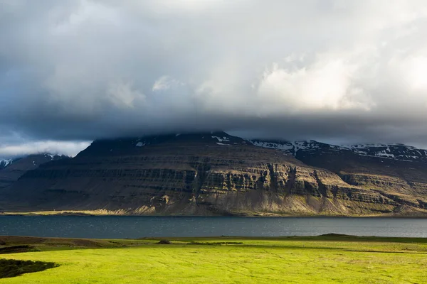 Pintoresco Paisaje Con Naturaleza Verde Islandia Durante Verano Imagen Con — Foto de Stock