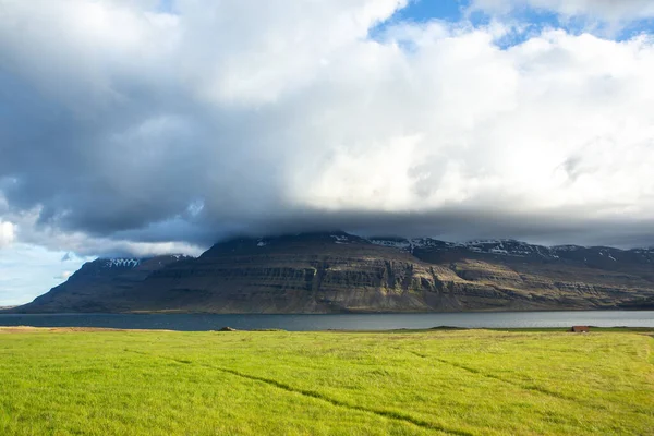 Paisagem Pitoresca Com Natureza Verde Islândia Durante Verão Imagem Com — Fotografia de Stock