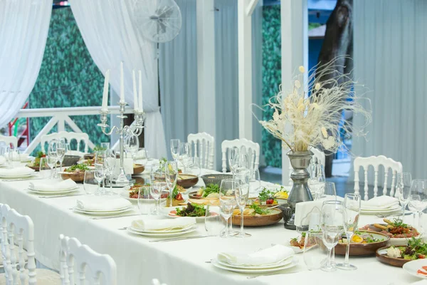 Empty Banquet Hall Ready Receive Guests Summer Terrace White Festive — Stock fotografie