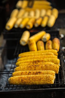 Taze kavrulmuş ya da ızgara corncobs. Izgarada Mısır sokakta Satılık.
