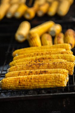 Taze kavrulmuş ya da ızgara corncobs. Izgarada Mısır sokakta Satılık.