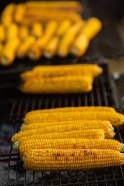 Taze kavrulmuş ya da ızgara corncobs. Izgarada Mısır sokakta Satılık.