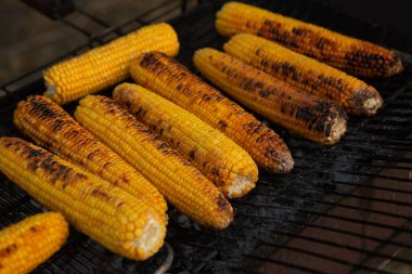 Taze kavrulmuş ya da ızgara corncobs. Izgarada Mısır sokakta Satılık.