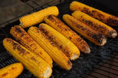 Taze kavrulmuş ya da ızgara corncobs. Izgarada Mısır sokakta Satılık.
