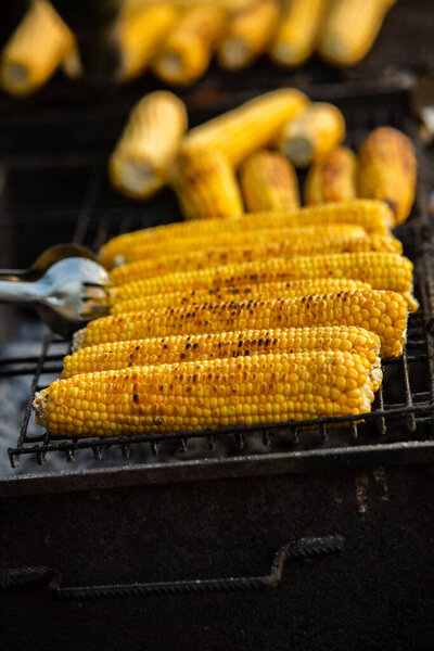 Свежие жареные или жареные кукурузные початки. Кукуруза продается на улице
.