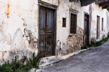 Girit adasındaki Kritsa köyünde dar ve renkli bir cadde. Beyaz cadde, Yunanistan 'da güzel geleneksel evler. 