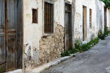 Girit adasındaki Kritsa köyünde dar ve renkli bir cadde. Beyaz cadde, Yunanistan 'da güzel geleneksel evler. 