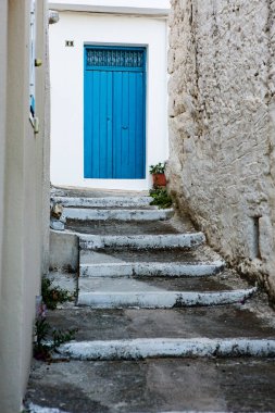 Girit adasındaki Kritsa köyünde dar ve renkli bir cadde. Beyaz cadde, Yunanistan 'da güzel geleneksel evler. 