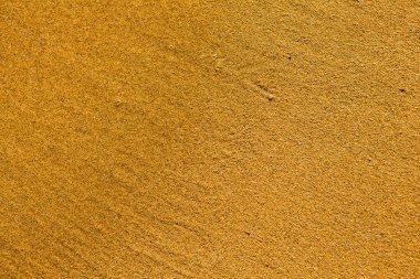 Girit adasının kıyısında altın kumu olan bir arka plan. Metin için kum ve berrak deniz suyuyla soyut yüzey.