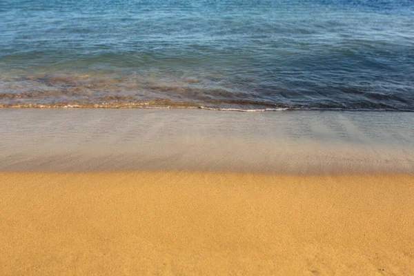 背景是克里特岛海岸上的金沙 带沙子和清澈海水的表面作为文本 — 图库照片