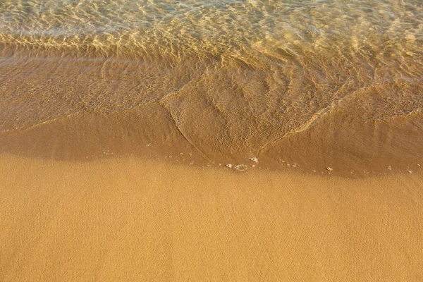 크레타섬의해 모래로 본문을 만들기 모래와 의물을 사용하여 표면을 그린다 — 스톡 사진