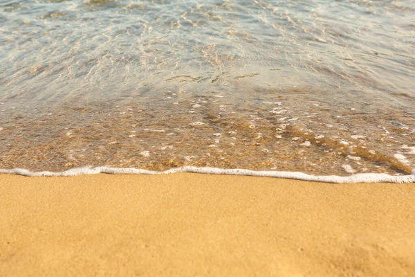 背景是克里特岛海岸上的金沙 带沙子和清澈海水的表面作为文本 — 图库照片