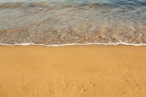 クレタ島の海岸に黄金の砂と背景 テキストのための砂と澄んだ海の水の抽象的な表面 ロイヤリティフリーのストック画像