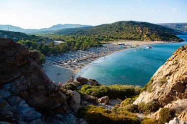 Yunanistan 'ın Girit adasından beyaz kum ve kristal berrak suyla kaplı güzel bir manzara.