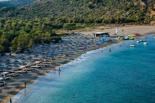 白い砂とギリシャのクレタ島からの透明な水を持つビーチと美しい風景 — ストック写真