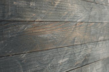 Düğümlü ve tırnak delikli klasik ahşap arka plan dokusu. Eski boyalı ahşap duvar. Ahşap, koyu renk yatay tahtalar. Kopyalama alanı ile ön görünüm. 