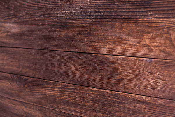 Винтажная цветовая текстура дерева фон с ножами и отверстиями для ногтей. Старая деревянная стена. Деревянные темные горизонтальные доски. Вид спереди с местом для копирования. 
