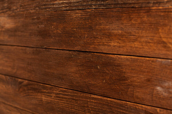 Винтажная цветовая текстура дерева фон с ножами и отверстиями для ногтей. Старая деревянная стена. Деревянные темные горизонтальные доски. Вид спереди с местом для копирования. 