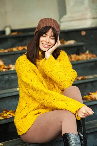 Όμορφη Ευρωπαϊκή Μελαχρινή Ντυμένη Κίτρινο Μάλλινο Πουλόβερ Και Καπέλο Έξω — Φωτογραφία Αρχείου