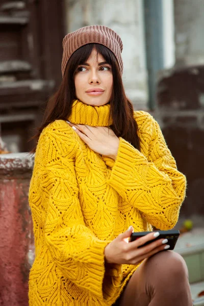 Hermosa Morena Europea Vestida Con Suéter Lana Amarilla Sombrero Afuera —  Fotos de Stock