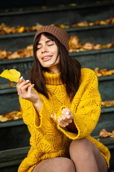Gadis Eropa Berambut Cokelat Yang Cantik Mengenakan Sweater Wol Kuning — Stok Foto