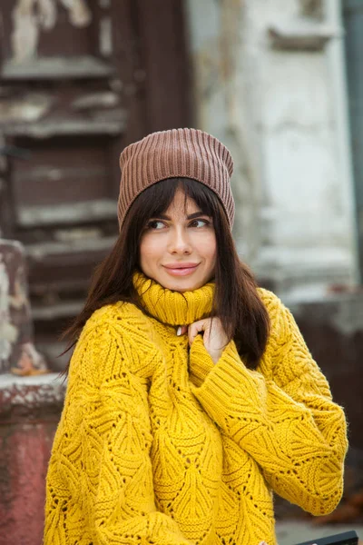 Schöne Europäische Brünette Einem Gelben Wollpullover Und Hut Draußen Gekleidet — Stockfoto