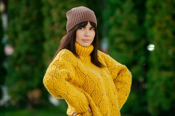 Dışarıda Sarı Yün Kazak Şapka Giymiş Güzel Bir Avrupalı Esmer — Stok fotoğraf