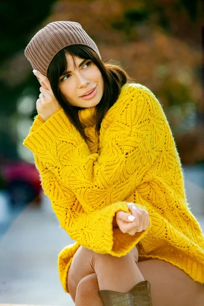 Schöne Europäische Brünette Einem Gelben Wollpullover Und Hut Draußen Gekleidet — Stockfoto