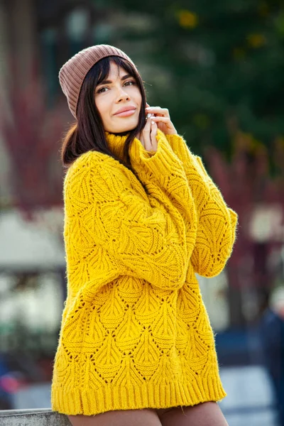 Dışarıda Sarı Yün Kazak Şapka Giymiş Güzel Bir Avrupalı Esmer — Stok fotoğraf