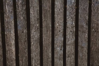 Düğümlü ve tırnak delikli klasik mavi ahşap arka plan dokusu. Eski boyalı ahşap duvar. Mavi soyut arka plan. Klasik ahşap, koyu mavi, yatay tahtalar. Kopya alanı ile ön görünüm. Tasarım için arkaplan.