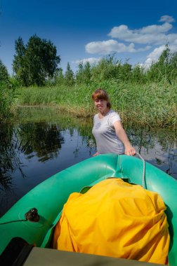 Bir balıkçı tekneyi adalar arasındaki dar bir kanal boyunca çeker..