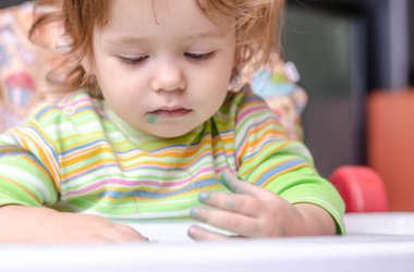 Çocukların yaratıcılığı kavramı. Kirli bebek resmi.