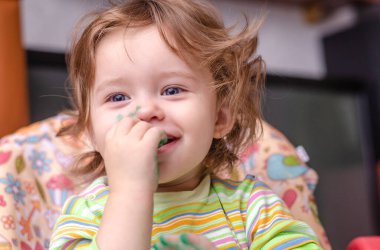 Çocukların yaratıcılığı kavramı. Kirli bebek resmi.