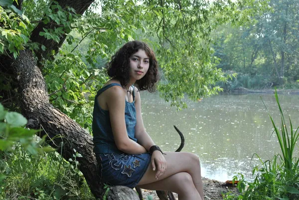 Νεαρή Γυναίκα Που Κάθεται Στο Ποτάμι — Φωτογραφία Αρχείου