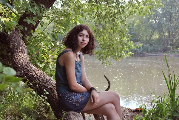 Νεαρή Γυναίκα Που Κάθεται Κοντά Στον Ποταμό — Φωτογραφία Αρχείου