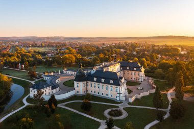 Macaristan 'ın en büyük yedinci sarayı olan Edelny' deki ünlü L 'Huillier-Coburg Sarayı' nda güzel bir sonbahar gündoğumu. 1716 ve 1730 yılları arasında inşa edilmiş. Macar adı Edelnyi kastlysziget.