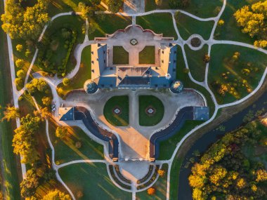 Edelny 'deki ünlü L' Huillier-Coburg Sarayı 'nın en aşağıdan görünüşü Macaristan' ın yedinci büyük sarayıdır. 1716 ve 1730 yılları arasında inşa edilmiş. Macar adı Edelnyi kastlysziget.