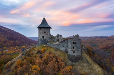 Meşhur Somosko Kalesi 'nin muhteşem hava manzarası. Slovakyalı adı Somoska Hrad, Macar adı Somoskoi var.