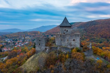 Meşhur Somosko Kalesi 'nin muhteşem hava manzarası. Slovakyalı adı Somoska Hrad, Macar adı Somoskoi var.