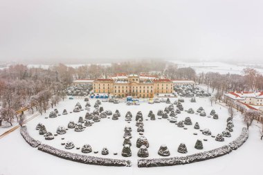 Fertod, Macaristan - Karlı bir kış gününde Sopron yakınlarındaki güzel Esterhazy kalesinin havadan görünüşü.