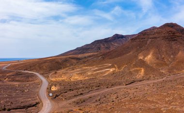 İspanyol volkanik çöl manzarası, Cofete sahiline giden yol. Fuerteventura Çölü.