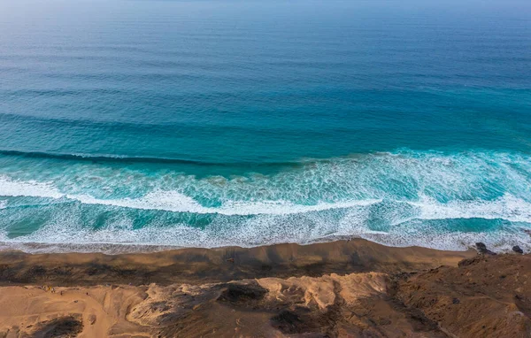 Aeria Vista Sobre Bela Praia Com Ondas Rochas Água Azul — Fotografia de Stock