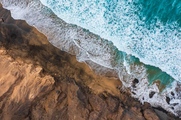 波や岩と美しい海岸についての空中トップダウンビュー ターコイズブルーの水大西洋のサーファーの楽園 — ストック写真