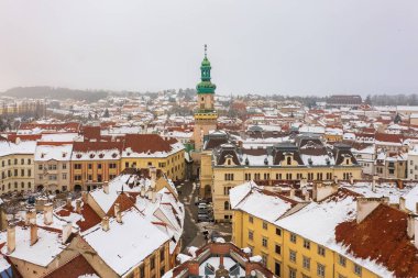 Sopron şehir merkezindeki ana meydanın havadan görüntüsü. Karlı çatıları olan kış şehirleri..