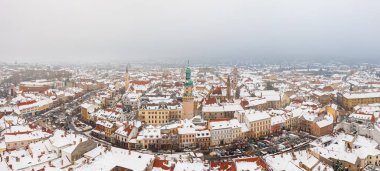 Şehir merkezindeki Sopron 'un hava panoramik görüntüsü. Karlı çatıları olan kış şehirleri.